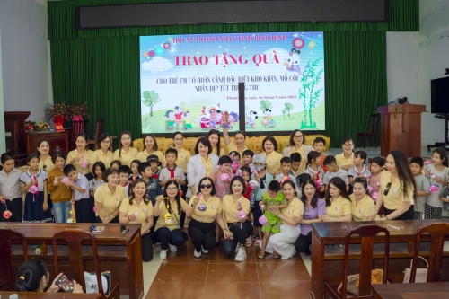 Hội Nữ doanh nhân Bình Định tặng quà cho trẻ em có hoàn cảnh đặc biệt khó khăn, mồ côi