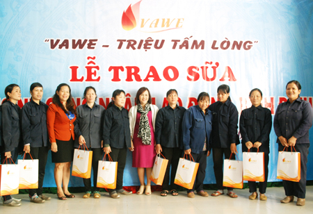 Hội Nữ doanh nhân Việt Nam tặng 96.000 ly sữa cho nữ công nhân lao động tỉnh Bình Định